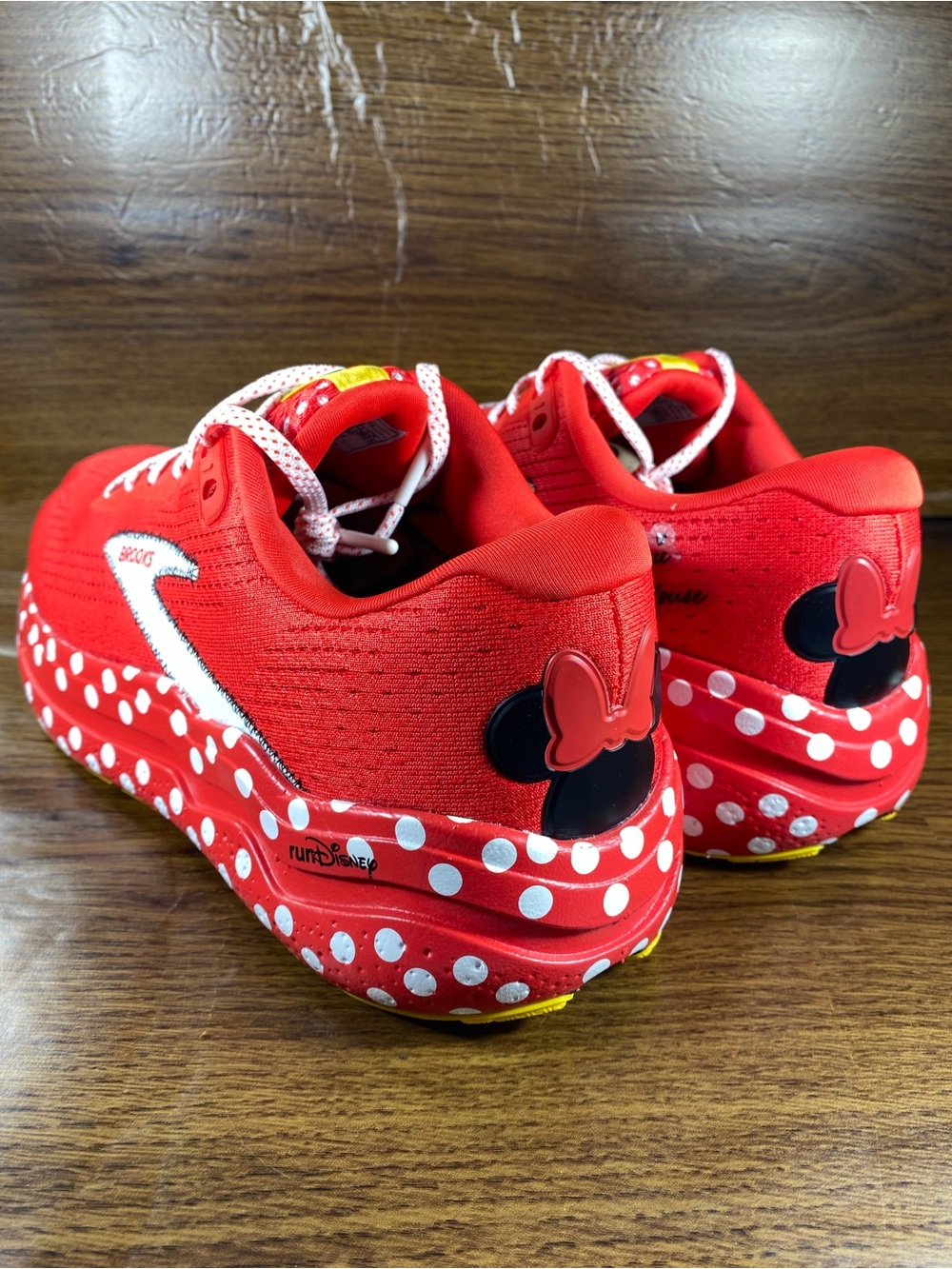 Brooks Ghost Max 2 Minnie Mouse Mens Running Walking Shoe Size 10 Run Disney - Picture 5 of 12